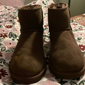 Women’s size 9 ugg classic mini